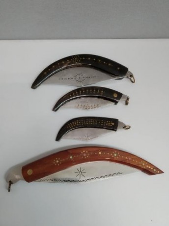 Vendo lote de 4 navajas búlgaras, todas grabadas en cachas y hojas como se ve en las fotos, 3 en cuerno 12