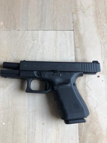 Hola, pongo a la venta Glock 4º gen. 
Estado: excelente
Cal.9mm ( no tendra mas de 70 disparos)
Accesorios: 01