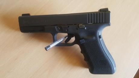 Se vende pistola Glock 17 de 4ª Generación, bien cuidada. Tiene unos 2.000 disparos siempre con munición 00