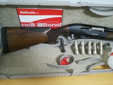 Escopeta semiautomática en perfecto estado, seminueva, calibre 12, recámara de 76mm, peso 2. 9 kg, juego 12