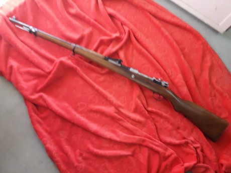 Hola, un amigo vende un fabuloso MAUSER 1898 conmemorativo en su calibre original 8x57 totalmente nuevo. 02