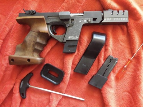 Hola, un buen amigo vende walther Exper calibre 32 en un estado excepcional, cacha M, se puede ver e inclusive 00
