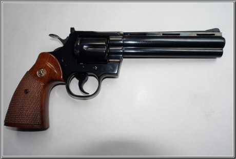  Vendo Colt Python 6" 357 Magnum .
Adjunto dos juegos de cachas las originales, unas de madera y 02