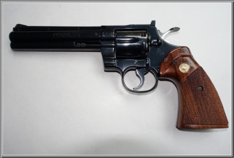  Vendo Colt Python 6" 357 Magnum .
Adjunto dos juegos de cachas las originales, unas de madera y 01