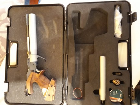 Se vende pistola aire FEINWERBAU Modelo P44 perfecto estado cacha M .Se incluyen dos contrapesos. pistola 01