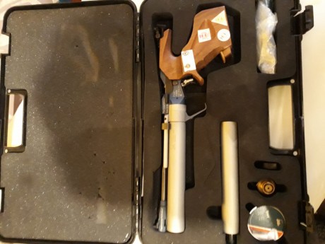 Se vende pistola aire FEINWERBAU Modelo P44 perfecto estado cacha M .Se incluyen dos contrapesos. pistola 00