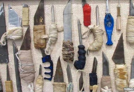 Absurda prohibición, que ha hecho que la delincuencia porte  más  armas que los bobbies, armas  blancas 130