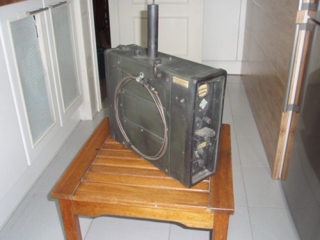Buenas,
Material de atrezzo totalmente inerte para recreación histórica,
Réplica radio Alemana segunda 02