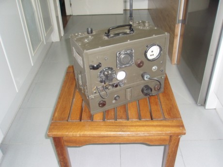 Buenas,
Material de atrezzo totalmente inerte para recreación histórica,
Réplica radio Alemana segunda 11