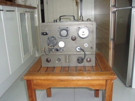Buenas,
Material de atrezzo totalmente inerte para recreación histórica,
Réplica radio Alemana segunda 10