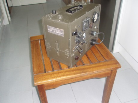 Buenas,
Material de atrezzo totalmente inerte para recreación histórica,
Réplica radio Alemana segunda 21
