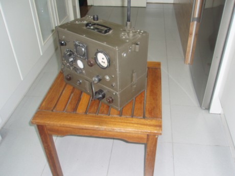 Buenas,
Material de atrezzo totalmente inerte para recreación histórica,
Réplica radio Alemana segunda 20