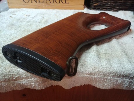 Hola a todos, 
Una culata imitación madera para AR15
La otra es de madera, no se ha usado y es de BRNO 02