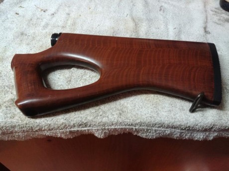 Hola a todos, 
Una culata imitación madera para AR15
La otra es de madera, no se ha usado y es de BRNO 01