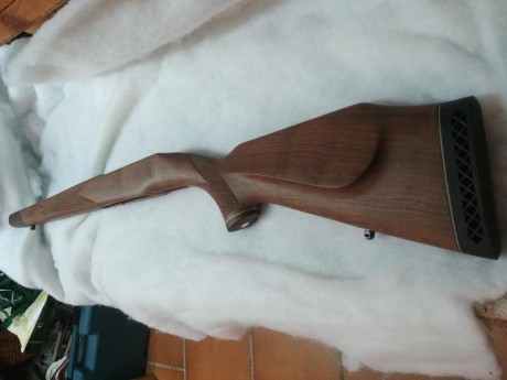 Hola a todos, 
Una culata imitación madera para AR15
La otra es de madera, no se ha usado y es de BRNO 00