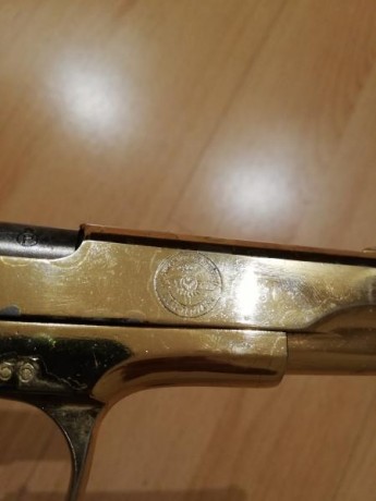 Alguien puede decirme fecha aproximada de fabricación de esta pistola?

Lleva el cuño del Ejercito del 00