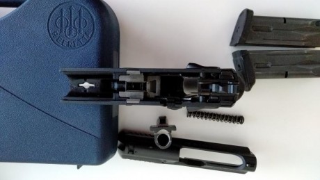 Vendo Beretta 9000s, con muy pocos tiros, está perfecta, solo tiene las cachas agrietadas. Está guiada 00