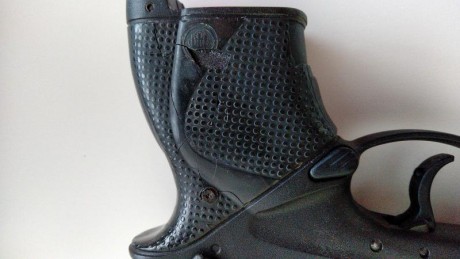 Vendo Beretta 9000s, con muy pocos tiros, está perfecta, solo tiene las cachas agrietadas. Está guiada 11