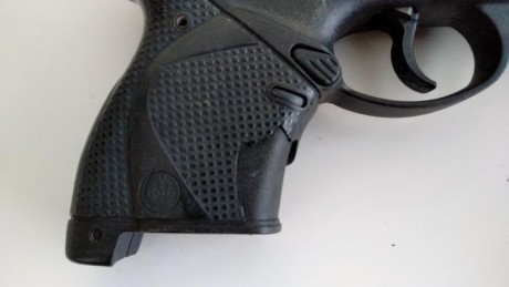 Vendo Beretta 9000s, con muy pocos tiros, está perfecta, solo tiene las cachas agrietadas. Está guiada 10