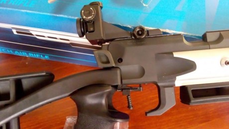 Vendo carabina para la práctica de tiro en galería a 10m , HAMMERLI AR20 , calibre 4,5 ,con diopter y 11
