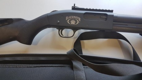 Vendo escopeta marca Mossberg 590 A1 con acabado y complementos como guardamanos con railes a 3, 6 y 9, 21