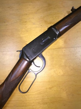 Vendo este bonito rifle  WINCHESTER  94  del calibre 30-30, bien conservado y en perfecto funcionamiento.
Regalo 00