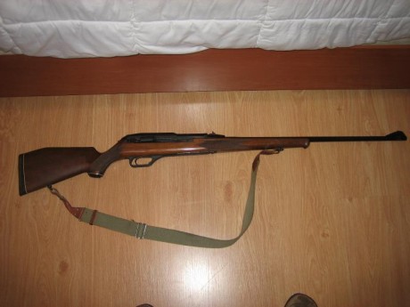 Hola.  Rifle semiautomático, es el de cañón largo con freno de boca calibre 30/06, dos cargadores de 2 02