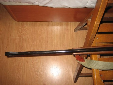 Hola.  Rifle semiautomático, es el de cañón largo con freno de boca calibre 30/06, dos cargadores de 2 12