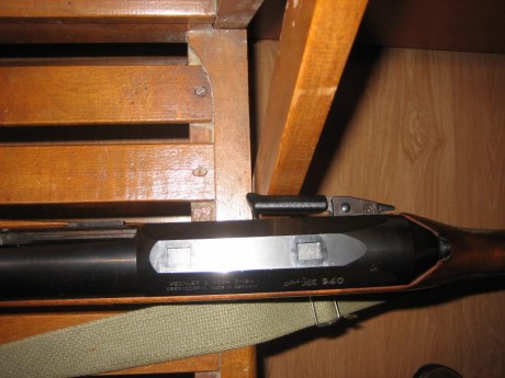 Hola.  Rifle semiautomático, es el de cañón largo con freno de boca calibre 30/06, dos cargadores de 2 11