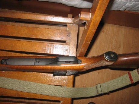 Hola.  Rifle semiautomático, es el de cañón largo con freno de boca calibre 30/06, dos cargadores de 2 10