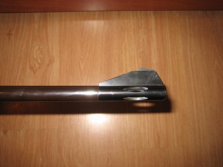 Hola.  Rifle semiautomático, es el de cañón largo con freno de boca calibre 30/06, dos cargadores de 2 30