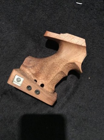 Bueno saco a la venta esta cacha pertenecía a una steyr LP10 aunq creo q tb vale para la LP50. Su estado 01