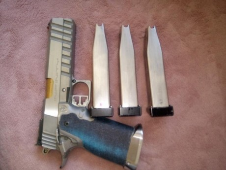Se vende SVI con tres cargadores originales.
Precio 2300 euros.
Tiene efectuados menos de 6000 disparos.
Ubicacion 11