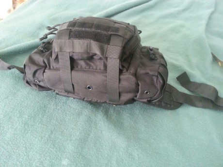 Vendo este bolso riñonera hecho en cordura bastante gruesa y resistente, dispone de un cinturon lumbar 02