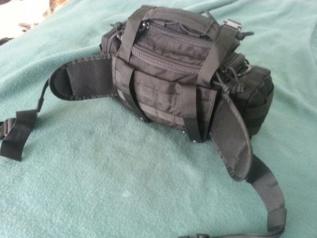 Vendo este bolso riñonera hecho en cordura bastante gruesa y resistente, dispone de un cinturon lumbar 01