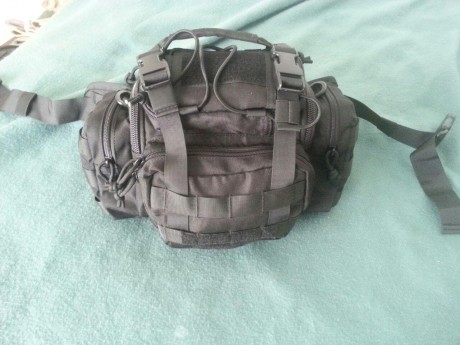 Vendo este bolso riñonera hecho en cordura bastante gruesa y resistente, dispone de un cinturon lumbar 00