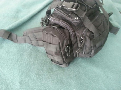 Vendo este bolso riñonera hecho en cordura bastante gruesa y resistente, dispone de un cinturon lumbar 12