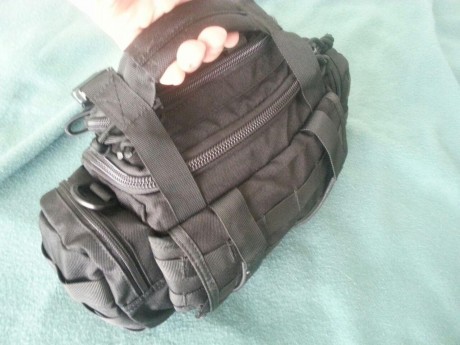 Vendo este bolso riñonera hecho en cordura bastante gruesa y resistente, dispone de un cinturon lumbar 11