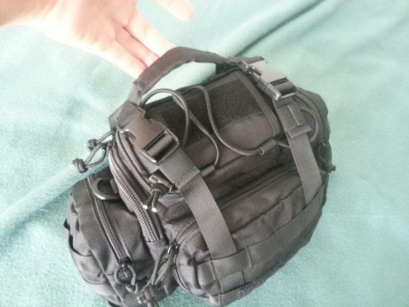 Vendo este bolso riñonera hecho en cordura bastante gruesa y resistente, dispone de un cinturon lumbar 10