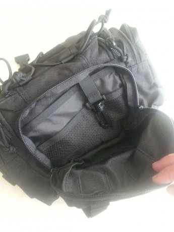 Vendo este bolso riñonera hecho en cordura bastante gruesa y resistente, dispone de un cinturon lumbar 30