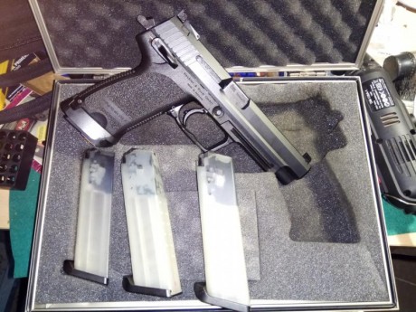 Muy buenas compañeros.
Como reza el asunto, vendo una H&K USP EXPERT, Cal. 9mm en perfectísimo estado, 172