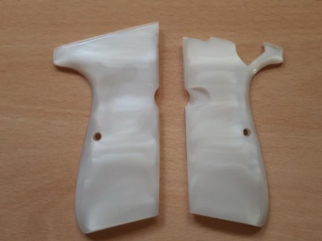 Hola.
Removiendo en el trastero, han aparecido estas cachas que le hice a mi M-87, como hace años que 00