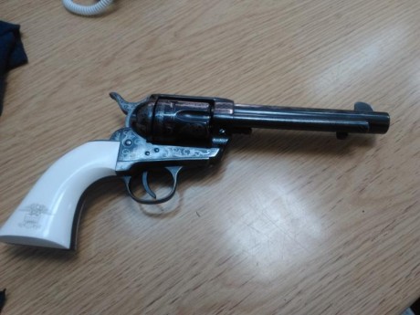 vendo revolver marca pietta , replica del colt calibre 45lc cañon de 7 pulgadas , solo se han disparado 00