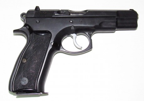 Un compañero y amigo del club vende su CZ 75B con dos cargadores y su maletín.
Está guiada en F.
PRECIO: 01