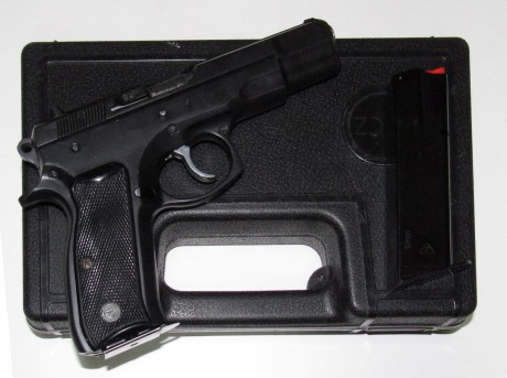 Un compañero y amigo del club vende su CZ 75B con dos cargadores y su maletín.
Está guiada en F.
PRECIO: 00