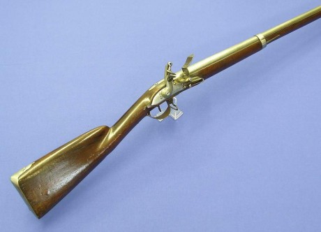Voy a colocar unas fotos de un arma larga alemana de llave de mecha del siglo XVI. 40