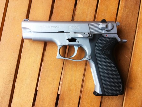 Vendo pistola Smith Wesson del calibre 9 mm
La pistola está guiada en F y está prácticamente nueva..
Se 02
