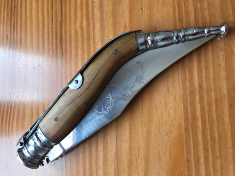 Navaja de carraca de 14 cm de hoja, cachas de olivo, dibujo de ciervos en la hoja. 17 euros envío incluido 01