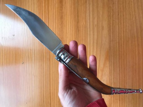 Navaja de carraca de 14 cm de hoja, cachas de olivo, dibujo de ciervos en la hoja. 17 euros envío incluido 00