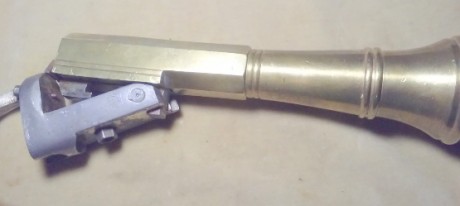 Buenas tarde:El arma en cuestión creo,por lo que he visto,que se trata de un "Trabuco Naranjero con 02
